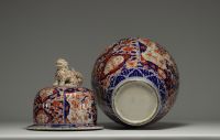 Japan - Large Imari covered vase, fretel in the shape of a Fô dog.