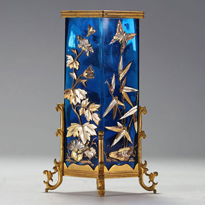 Maison Alphonse GIROUX - Vase japonisant en verre bleu et bronze richement décoré de fleurs et d'insectes de couleur bronze et argent, signé.