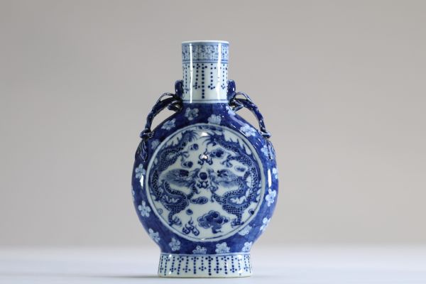 China - White-blue porcelain vase with dragon decoration, Kangxi.