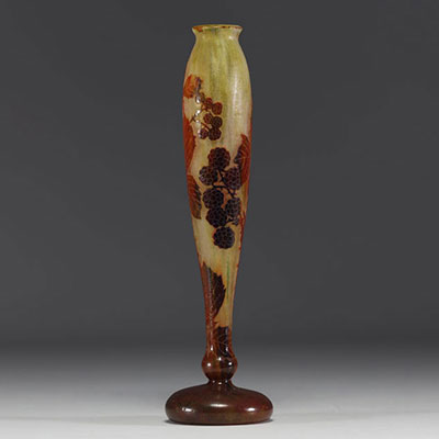 DAUM Nancy - Vase soliflore en verre multicouche dégagé à l'acide à décor de murier.