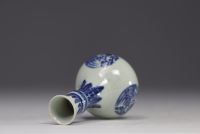 Chine - vase en porcelaine blanche et bleue à décor de phénix, marque sous la pièce.