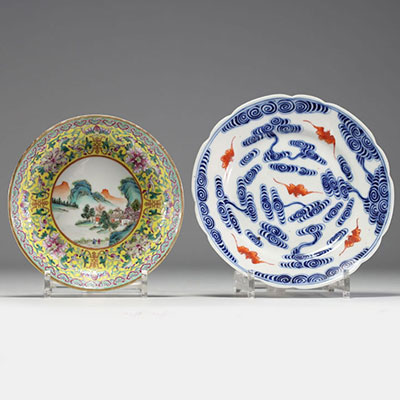 Chine - Paire d'assiette en porcelaine polychrome à décor de paysage, chauve souris et nuages, marque sous les pièces, époque XIXème.