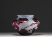 Paul NICOLAS (1875-1952) d'Argental - Vase en verre multicouche dégagé à l'acide à décor de rosiers, signé.