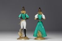 Murano - Paire de bougeoirs personnages en verre soufflé et paillettes d'or.