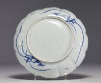 Chine - Assiette en porcelaine blanc bleu à décor de daims et d'oiseaux, époque Ming, WanLi.