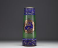 Baccarat - Vase en cristal givré à décor gravé d'une Salamandre bleue et or, vers 1900.