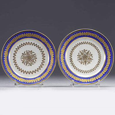 Paire d'assiettes en porcelaine de Paris d'époque Empire.