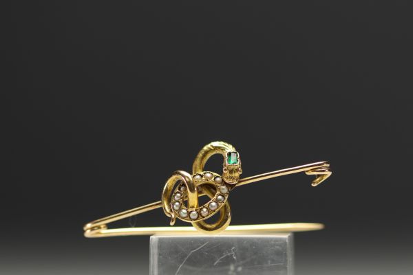 18k gold boche in the shape of a snake, emerald and fine pearls weighing 4.6gr.