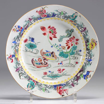 Famille Rose porcelain plate decorated with ducks and a frieze of characters from 18th century