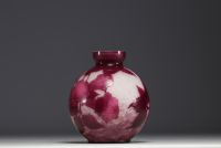 André Delatte (1887-1953) Vase en verre multicouche dégagé à l'acide à décor de fuchsias, signé.