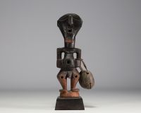 Afrique RDC - Statue fétiche Songye en bois sculpté, début XXe siècle.