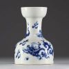 Chine - Vase en porcelaine blanc bleu à décor de dragons, marque sous la pièce, XIXème.