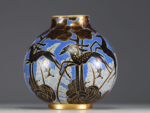 Raymond CHEVALLIER (1900-1959) Boch frères Keramis - Vase boule Art-Déco à décor de daims.