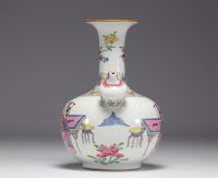 Chine - Bouteille Kendi en porcelaine de la famille rose, dynastie Qing, XVIIIème.