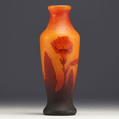 DAUM Nancy - Vase en verre multicouche dégagé à l'acide à décor ciselé à la meule de fleurs. et de feuilles de tabac, signé à la base