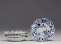 Chine - ensemble de six soucoupes en porcelaine blanche et bleue, époque Kangxi.