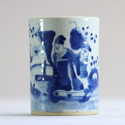 China - A white and blue porcelain brush pot decorated with dignitaries.