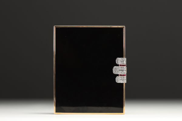 VAN CLEEF & ARPELS - Rare minaudière en laque noire et or 18k, fermoir orné de diamants et rubis.