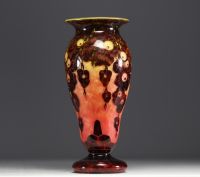 Le Verre Français - Vase en verre multicouche dégagé à l'acide au décor de chêne, signé.