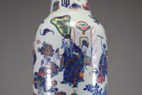 Chine - Vase en porcelaine polychrome à décor de dignitaires et mobilier, époque XIXème.