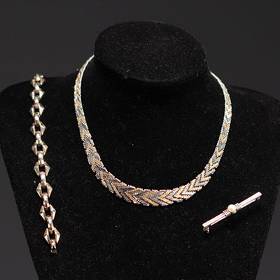 Ensemble de trois bijoux en argent (un collier, un bracelet Art Déco et une broche perlée).