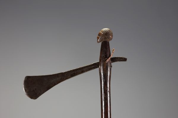 RDC - Herminette au manche en bois sculpté d'une tête, lame en fer travaillée.