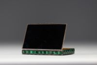 Art Deco snuffbox in enamel and malachite.