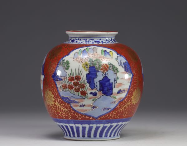 Chine - vase en porcelaine à décor de paysages.