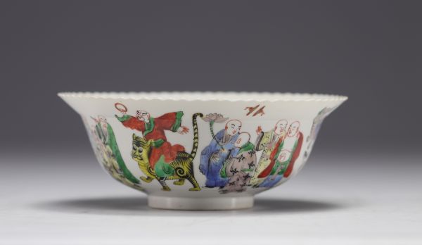 Chine - Bol en porcelaine à décor de frise de personnages marque en rouge sous la pièce.