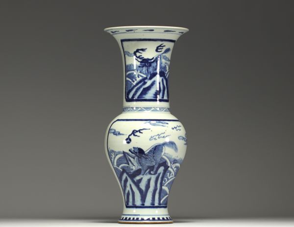 Chine - Grand vase blanc bleu à décor de chimères.