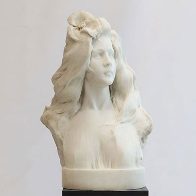 Edouard FORTINI (1862-?) Large Art Nouveau bust of a young girl in Carrara marble, signed on the shoulder.