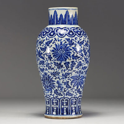 China - A transitional-period blue-white porcelain vase decorated with flowers.