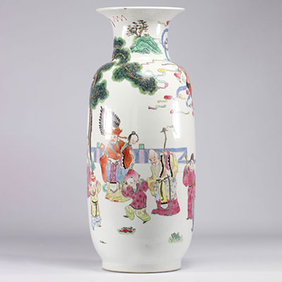 Vase ne porcelaine a décor de personnages 