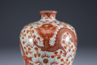 Chine - Vase en porcelaine à décor de dragons impériaux en rouge fer, dynastie Qing. marque Qianlong