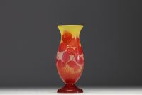 Émile GALLÉ (1846-1904) Vase en verre multicouche dégagé à l'acide à décor de fraises des bois, signé.