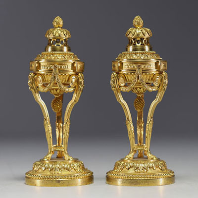 Paire de brûles parfum en bronze doré convertibles en bougeoirs, époque Louis XVI.