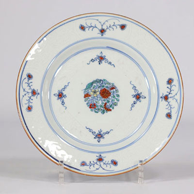 Chinese Doucai porcelain plate decorated with flowers from Yongzheng period (雍正帝)