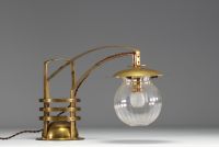 Gustave SERRURIER-BOVY (1858-1910) Rare lampe de table à un bras de lumière en laiton et verre cannelé, étiquette d'origine sous la pièce.