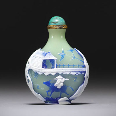 Chine - Tabatière en verre multicouche trois couleurs à décor de paysage et personnages.