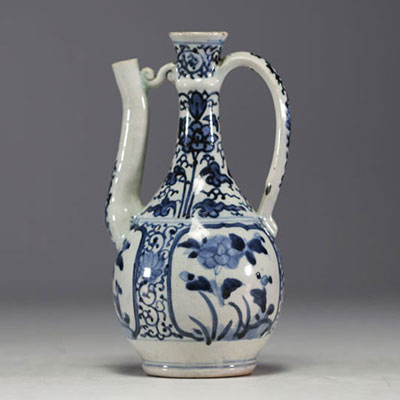 Japan - White and blue porcelain jug with floral decoration, 17th century.