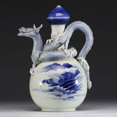 Japon - Théière en porcelaine blanc bleu à décor de paysage de montagnes et surmontée d'un dragon en relief, époque Meiji.