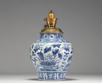 Chine - Vase en porcelaine blanc bleu à décor floral et d'oiseaux, époque Ming