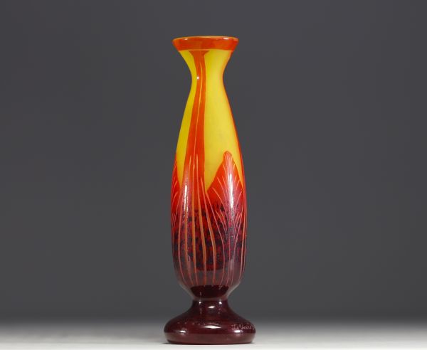 Le Verre Français - Vase en verre multicouche dégagé à l'acide au décor de feuilles de tabac, signé.