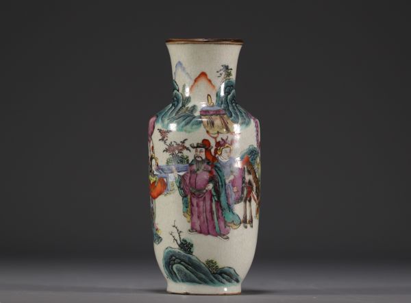 Chine - Vase en porcelaine polychrome à décor de personnages dans un paysage de montagnes, Nankin.