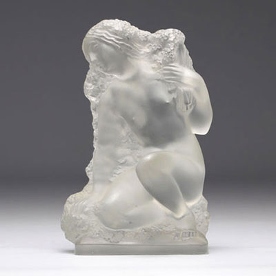 LALIQUE verre représentant une jeune femme nue cueillant des fleurs