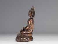 Statue de Bouddha en bronze représenté assis sur une double feuille de lotus - travail sino-tibétain