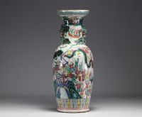 Chine - Grand vase en porcelaine famille rose à décor de personnages, XIXème.