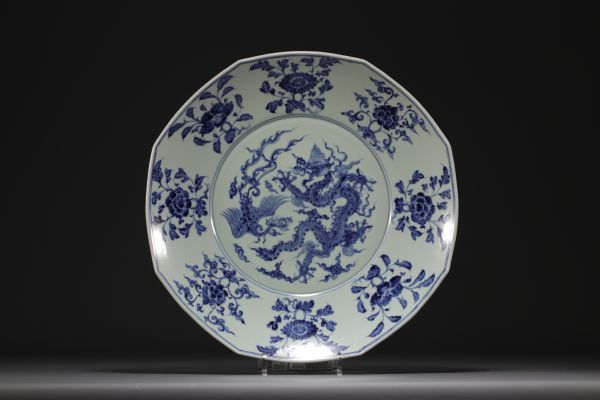 Chine - Grand plat en porcelaine blanc bleu à décor de dragon à cinq griffes et de phénix.