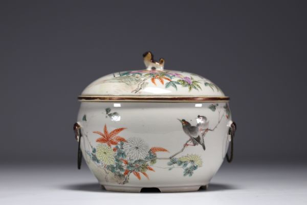 Chine - Rare terrine couverte en porcelaine Qianjiang Cai à décor d'oiseaux, signature de l'artiste.