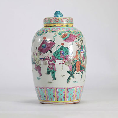 Covered vase in Chinese porcelain of the rose family decorated with characters